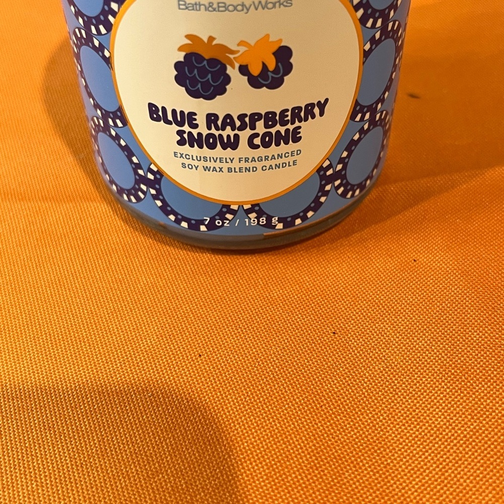 6/$25 Bath & Body Works Blue Raspberry Candle - Picture 3 of 6